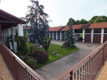 Rustico / Casale di 2000 m² a Arluno
