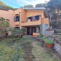 Villetta caposchiera vista mare con ampio giardino