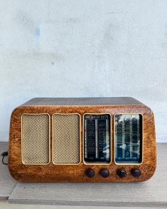 Radio d’epoca vintage trasformata fm