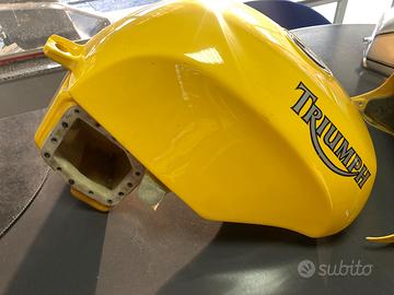 Serbatoio Triumph speed triple 955 con guscio.