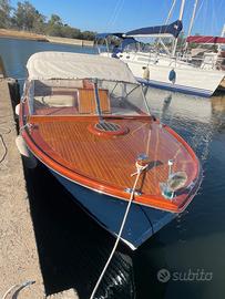 Barca a motore in legno tipo riva