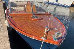 Barca a motore in legno tipo riva