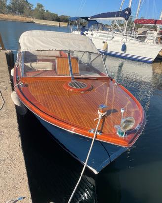 Barca a motore in legno tipo riva