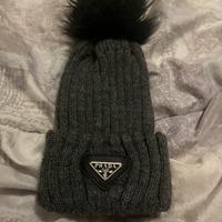 Cappello prada grigio scuro con pelliccia