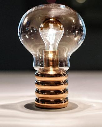 Lampada da tavolo Bulbo Brass di Ingo Murer