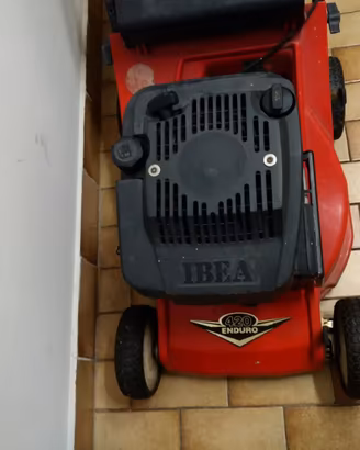 Tagliaerba con motore quattro tempi funzionante a