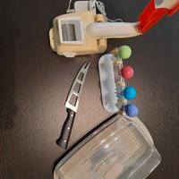 Set cucina, coltello, grattugia e contenitore 