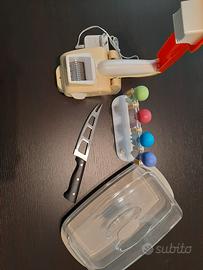 Set cucina, coltello, grattugia e contenitore 