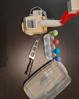 Set cucina, coltello, grattugia e contenitore 
