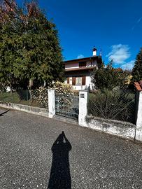 Villetta su due livelli +zona sottostante carrabil