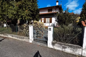 Villetta su due livelli +zona sottostante carrabil