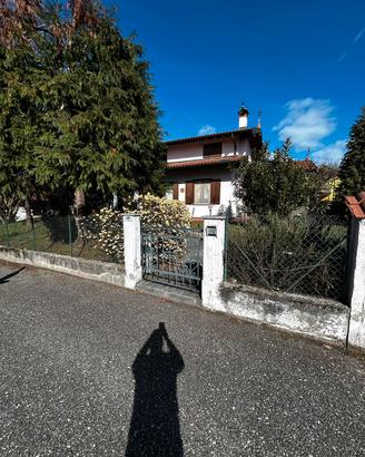 Villetta su due livelli +zona sottostante carrabil