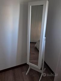 specchio con contenitore 
