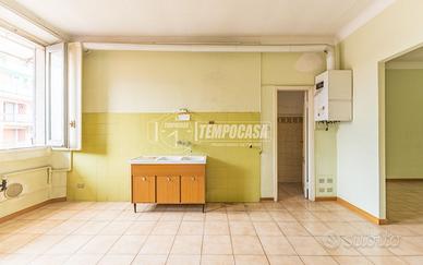 AMPIO BILOCALE PIANO ALTO DI 70MQ LUMINOSO, DA PER