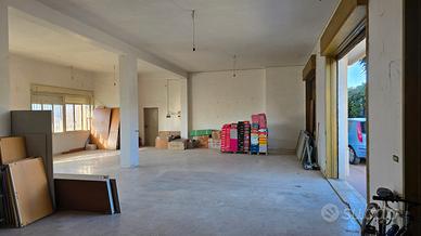 Grande magazzino per deposito, uffici o altre atti