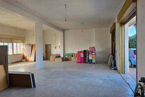 Grande magazzino per deposito, uffici o altre atti