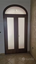 Porta in legno con telaio ad arco