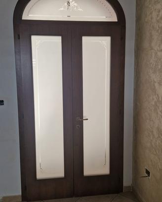 Porta in legno con telaio ad arco