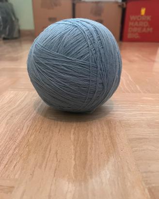 Gomitolo 335g di filato azzurro polvere