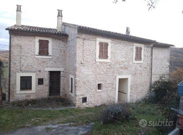 Umbria - zona Sellano, casale in sasso