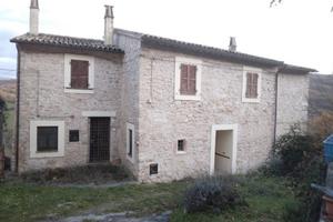 Umbria - zona Sellano, casale in sasso