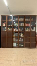 Libreria chiusa con ante