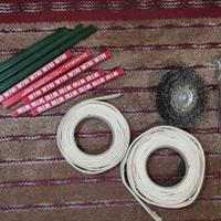 Spazzole metalliche, matite, nastro adesivo