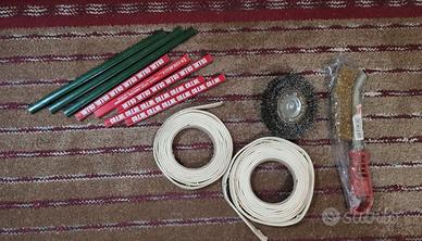 Spazzole metalliche, matite, nastro adesivo