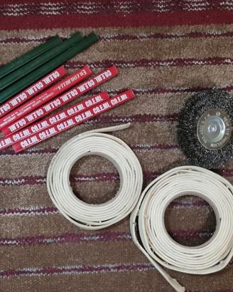 Spazzole metalliche, matite, nastro adesivo