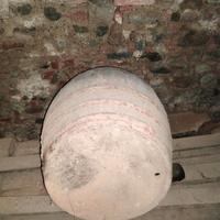 2  Botti da vino inutilizzate da anni