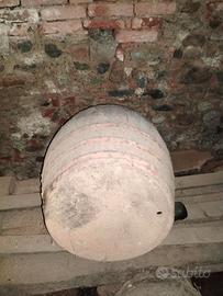 2  Botti da vino inutilizzate da anni