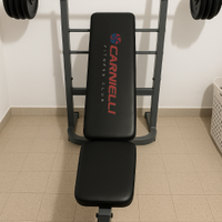 Panca piana con bilanciere e dischi