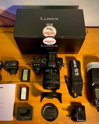 Panasonic Lumix DC-S5 full-frame + 20-60mm + flash