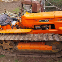 Trattore cingolato 605 con aratro, attrezzature va