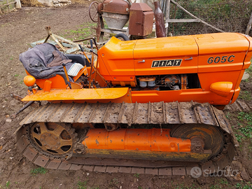 Trattore cingolato 605 con aratro, attrezzature va