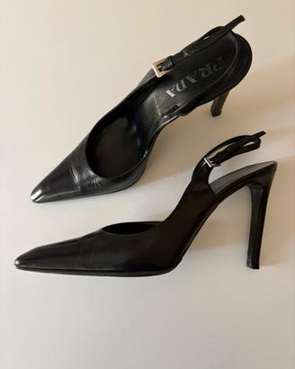 Scarpe Prada “capretto Cruel” in pelle nera.
