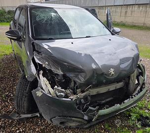 Peugeot 208 anno 2016 sinistrata