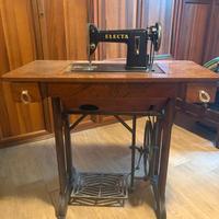 Macchina da cucire Electa '50 con mobile originale