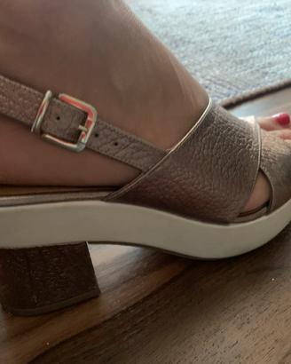 Sandalo con tacco pelle bronzo
