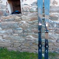 Scialpinismo completi di pelli attacchi più scarpo