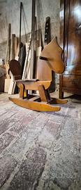 Cavallino a dondolo vintage in legno