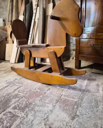 Cavallino a dondolo vintage in legno