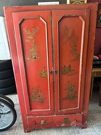 Armadio orientale laccato rosso con decori a mano