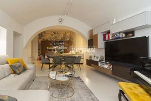 Prestigioso quadrilocale nel centro storico di Per