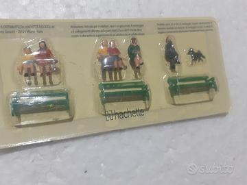 lotto personaggi con panchina 