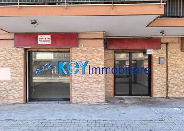 Ampio locale commerciale in zona residenziale