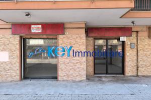 Ampio locale commerciale in zona residenziale