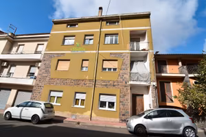 Secondo piano spazioso con 3camere in zona servita