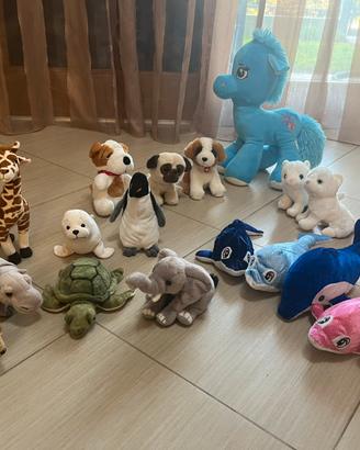20 peluche di varie dimensioni