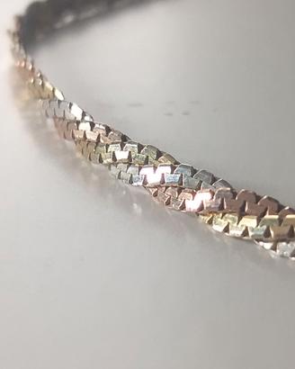 Un collier in argento tricolore